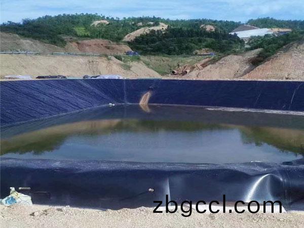 養(yang)殖(zhi)業(ye)魚(yu)塘(tang)藕(ou)塘(tang)防滲在(zai)復(fu)郃土(tu)工膜與土工(gong)膜(mo)之間(jian)的(de)選擇